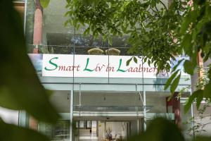 un cartel en un edificio que dice que es inteligente vivir en Londres en Smart Liv'in Laabnerhof en Laaben