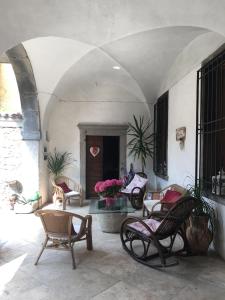 eine Terrasse mit Stühlen und einem Tisch in einem Gebäude in der Unterkunft B&B Al Caseificio in Barghe