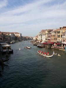 un gruppo di imbarcazioni in un fiume con edifici di Venice Vacation House a Marghera