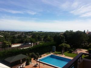 una piscina in cima a una casa di Hotel La Perla Del Gargano a San Giovanni Rotondo