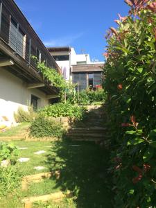 einen Garten mit einer Treppe, die zu einem Gebäude führt in der Unterkunft Les Terrasses de Rochetaillée in Rochetaillée