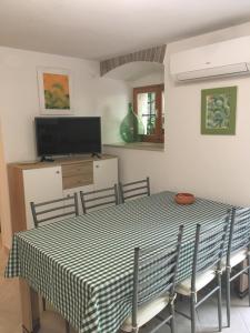 Televízia a/alebo spoločenská miestnosť v ubytovaní Apartment Filipas