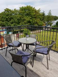 a patio with a table and chairs and a fence at Elexia in Sianozety