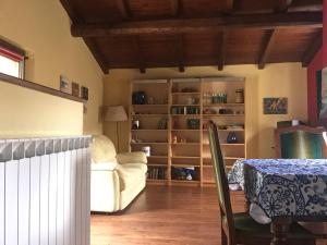 salon ze stołem i kanapą w obiekcie Casa San Bartolomeo w mieście Riccò del Golfo di Spezia