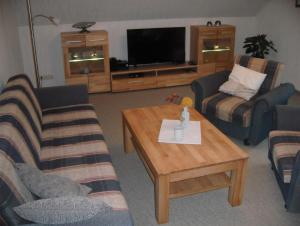 Sala de estar con 2 sofás y mesa de centro en Ferienwohnung Windten, en Braunlage