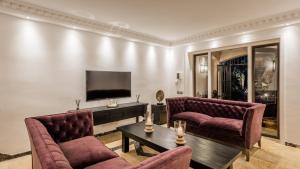 The Residence by the Beach House Marbella的电视和/或娱乐中心