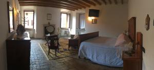 a bedroom with a bed and a desk in a room at B&B Al Caseificio in Barghe
