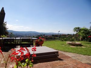 un patio fiorito con vista sull'oceano di B&B La Casa del Sarto a Città della Pieve