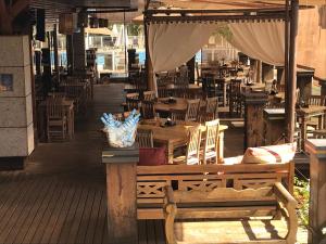 an outdoor restaurant with wooden tables and chairs at Flat em Resort incrivel a 10 min da Esplanada, STF e PGR in Brasília