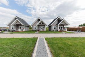 kilka domów z trawnikiem w obiekcie Mała Finlandia - luksusowe domki w Sarbinowie w Sarbinowie