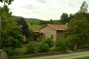 une vieille maison au milieu d'une route dans l'établissement Appartamenti La Miniera, à Castelnuovo Berardenga