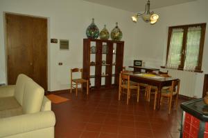 a kitchen and dining room with a table and chairs at Appartamenti La Miniera in Castelnuovo Berardenga