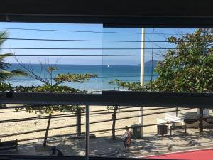 - une vue sur la plage depuis un bâtiment dans l'établissement Fantástico apartamento Frente ao mar em Balneário Camboriú, à Balneário Camboriú