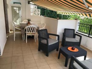 un patio avec des chaises et une table ainsi qu'une salle à manger dans l'établissement El paraiso, à Torrevieja