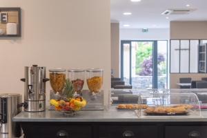 a counter with bowls of fruit and pastries on it at Casa di a Restonica in Corte