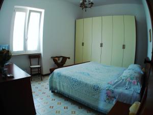 コンヴェルサーノにあるVilla Mariaのベッドルーム1室(ベッド1台、ドレッサー、窓付)