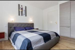 מיטה או מיטות בחדר ב-Charmant appartement avec terrasse dans villa