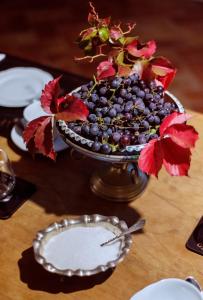 トリエステにあるVilla Fausta B&Bの皿盛りのぶどう鉢