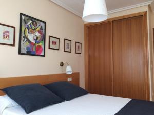 Añorga-LugarizにあるVT Musikene Parking ESS01579のベッドルーム1室(ベッド1台付)、木製のドア