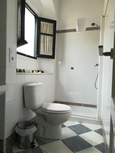 タリファにあるAve Maria 7の白いバスルーム(トイレ、シャワー付)