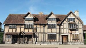 un edificio antiguo con muchas ventanas en una calle en 5 Central Chambers, en Stratford-upon-Avon