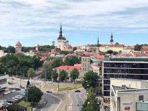 - une vue sur une ville avec une rue et des bâtiments dans l'établissement Hilltop Apartments - City Centre Foorum, à Tallinn