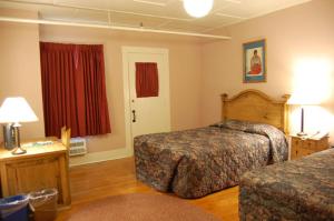 ein Hotelzimmer mit 2 Betten und einem Fenster in der Unterkunft Glacier Park Lodge in East Glacier Park