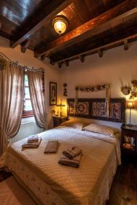 Un dormitorio con una cama grande con dos toallas encima. en Villa Evdora, en Alyki