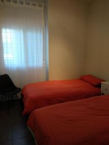 アルコセブレにあるLas Arenas Alcossebreのベッドルーム1室(ベッド2台、窓付)
