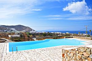 Bazén v ubytování Cavo Blue Villas nebo v jeho okolí