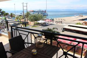 una mesa en un balcón con vistas al océano en Matina's Apartments en Prinos