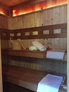 - un sauna avec un mur en bois et 2 lits dans l'établissement Arácsi Kisház, à Balatonfüred
