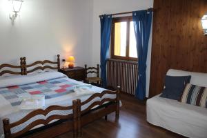 - une chambre avec un lit et une fenêtre dans l'établissement L'Helleboro, à Viggiù