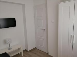 TV a/nebo společenská místnost v ubytování Green Garden Plus Apartman