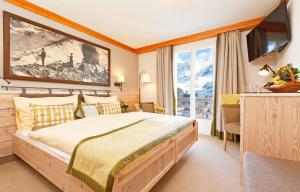 Postel nebo postele na pokoji v ubytování Eiger Mürren Swiss Quality Hotel
