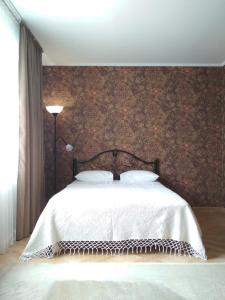 um quarto com uma cama branca e uma parede em New Apartment with 2 Isolated Bedrooms em Lviv