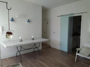 een witte kamer met een tafel en een stoel bij Villa Teresa Maria in Porto Cesareo