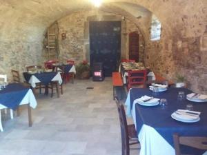 comedor con mesas y sillas y chimenea en Le Chianine dei Tognoli, en Gragnola