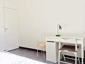 ボワ・コロンブにあるWest Paris Standard Flat with private gardenの白いデスク(ランプ付)、椅子