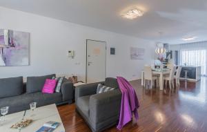 una sala de estar con un sofá y una mesa en Luxury apartment Lella, en Rovinj