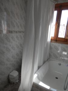 ein weißes Badezimmer mit Badewanne und Toilette in der Unterkunft Hostal El Portalico in Linares de Mora