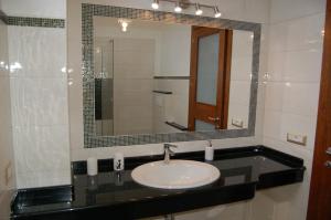 卡利亚里Manzoni Suite的带水槽和镜子的浴室 更多43张照片