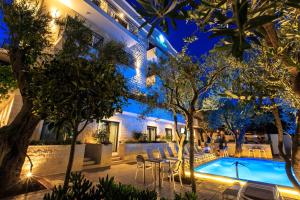 Bazén v ubytování Hotel Harmony by Aycon nebo v jeho okolí