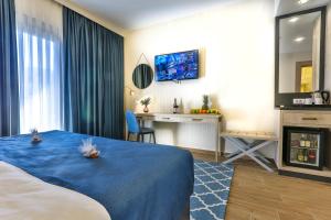 TV a/nebo společenská místnost v ubytování Hotel Harmony by Aycon