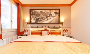 Postel nebo postele na pokoji v ubytování Eiger Mürren Swiss Quality Hotel