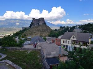 vista su un villaggio con una montagna sullo sfondo di Guest House Urat a Gjirokastër