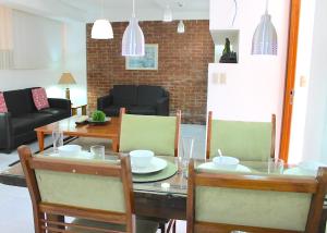 a dining room with a table and chairs and a couch at Apart Hotel, Apartamentos Reforma in Guatemala