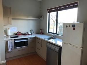 A kitchen or kitchenette at Alpine Peaks Apartment
