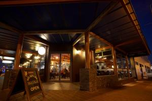 Stumpers Hotel في هوكيتيكا: مطعم أمامه لافته في الليل