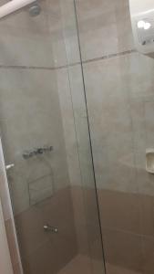um chuveiro com uma porta de vidro na casa de banho em Apartamento Punta Carretas em Montevidéu